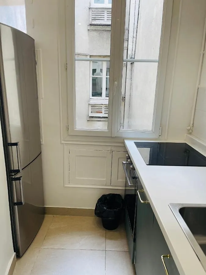 Tour Eiffel Volontaire Paris Apartment