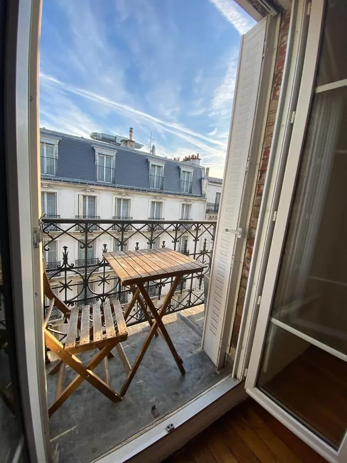 Tour Eiffel Volontaire Paris Apartment